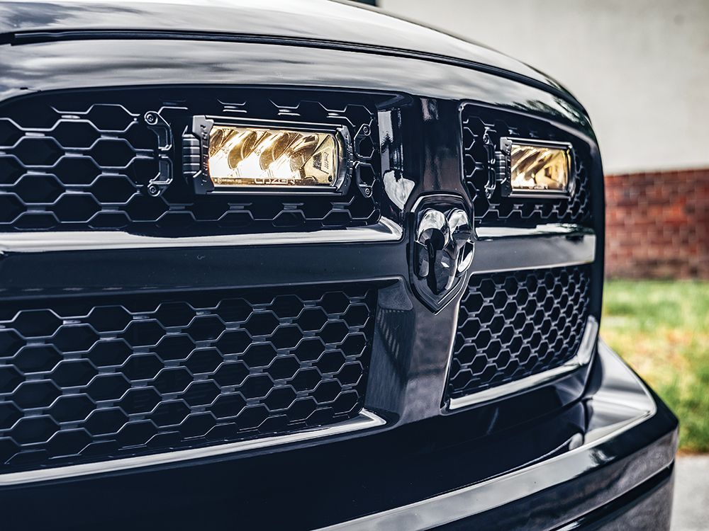 stamm_lazer_sgr88_fahrzeug2-1_web 1 - OPSHOLDERS Lazer Lamps RAM 1500 CLASSIC (2013+) GRILLE KIT