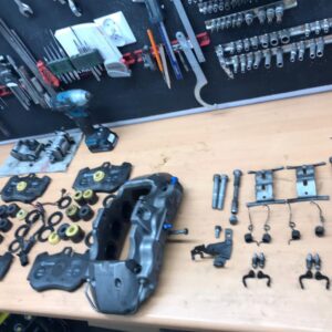 Audi R8 service and renovation brake calipers