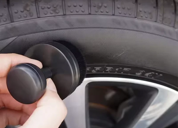 Mini tire brush