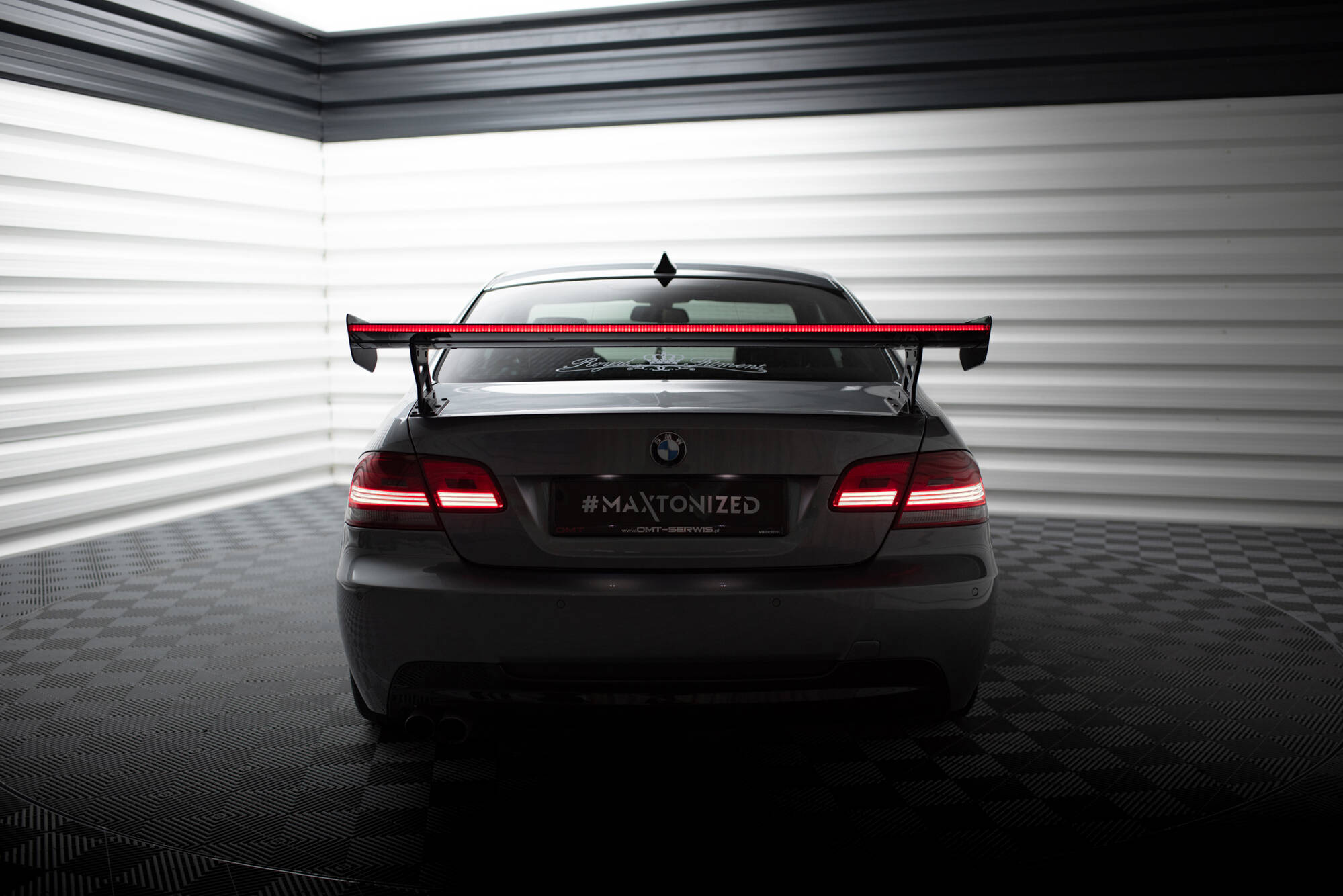 pol_po_Carbon-Spoiler-With-External-Brackets-Uprights-LED-BMW-3-M3-Coupe-E92-21029_12jpg - OPSHOLDERS