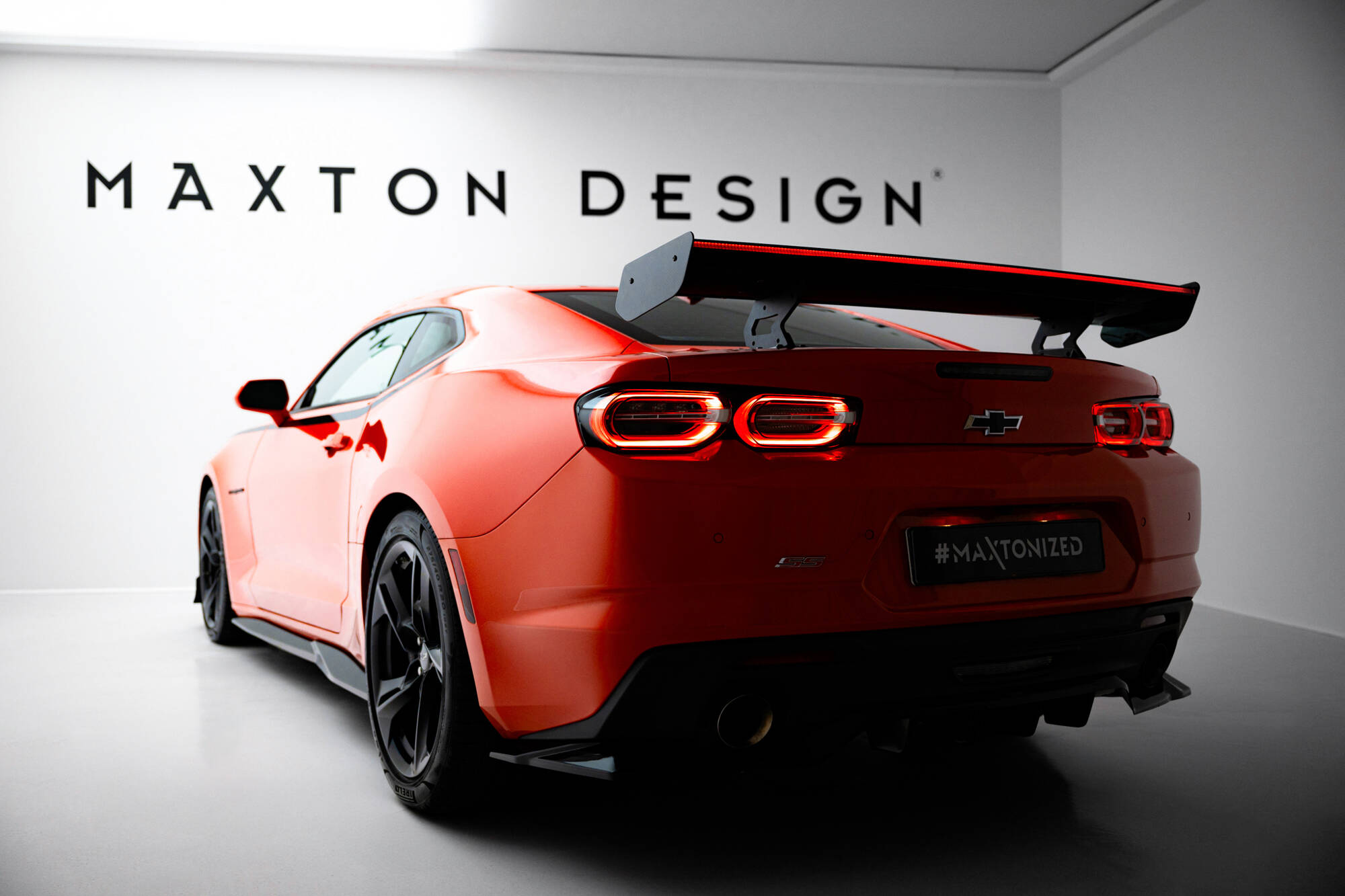 pol_po_Carbon-Spoiler-With-Internal-Brackets-Uprights-LED-Chevrolet-Camaro-SS-Mk6-Facelift-22319_9jpg - OPSHOLDERS