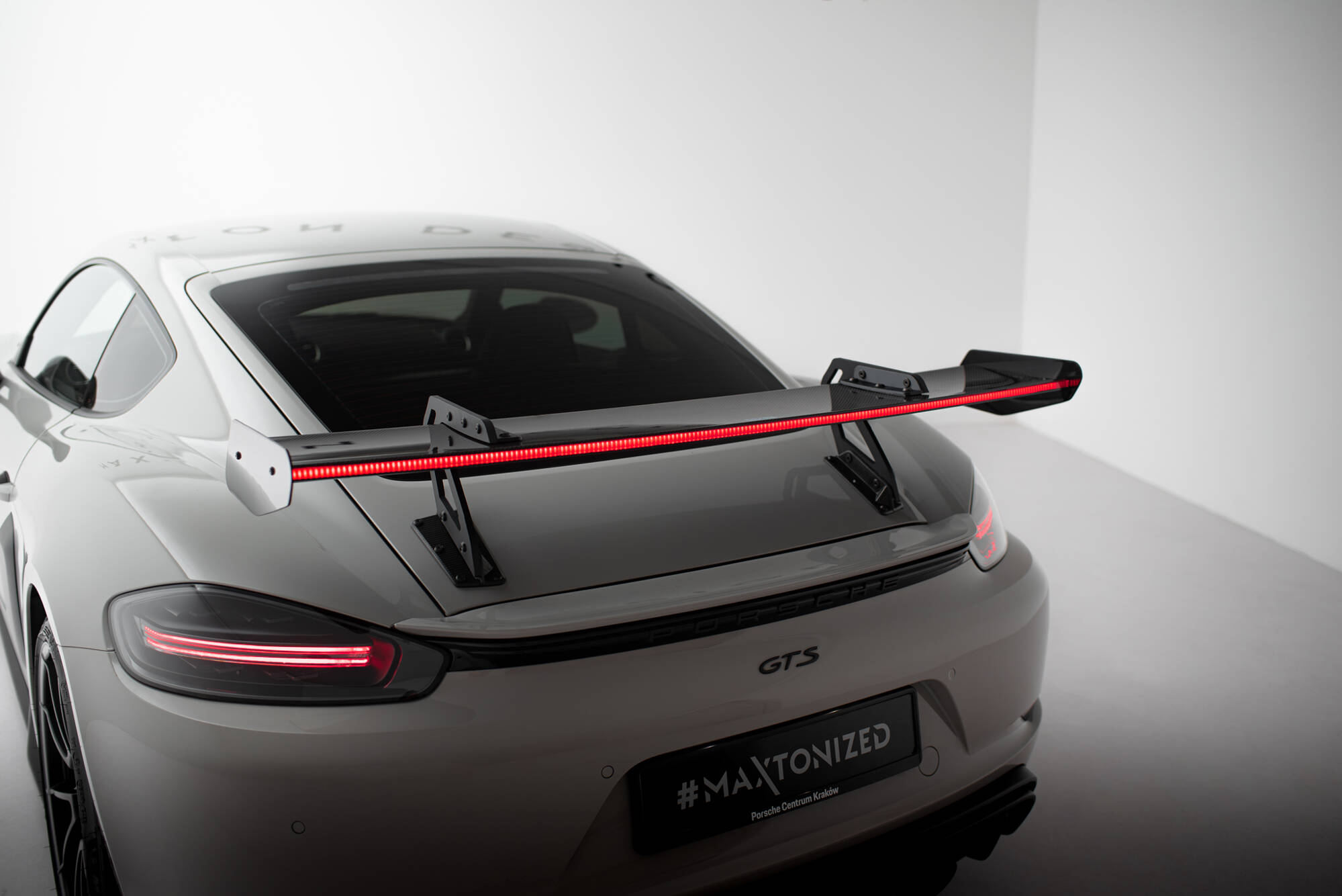 pol_po_Carbon-Spoiler-With-Upper-Swan-Mounting-V-1-LED-Porsche-718-Cayman-982c-21520_17jpg - OPSHOLDERS