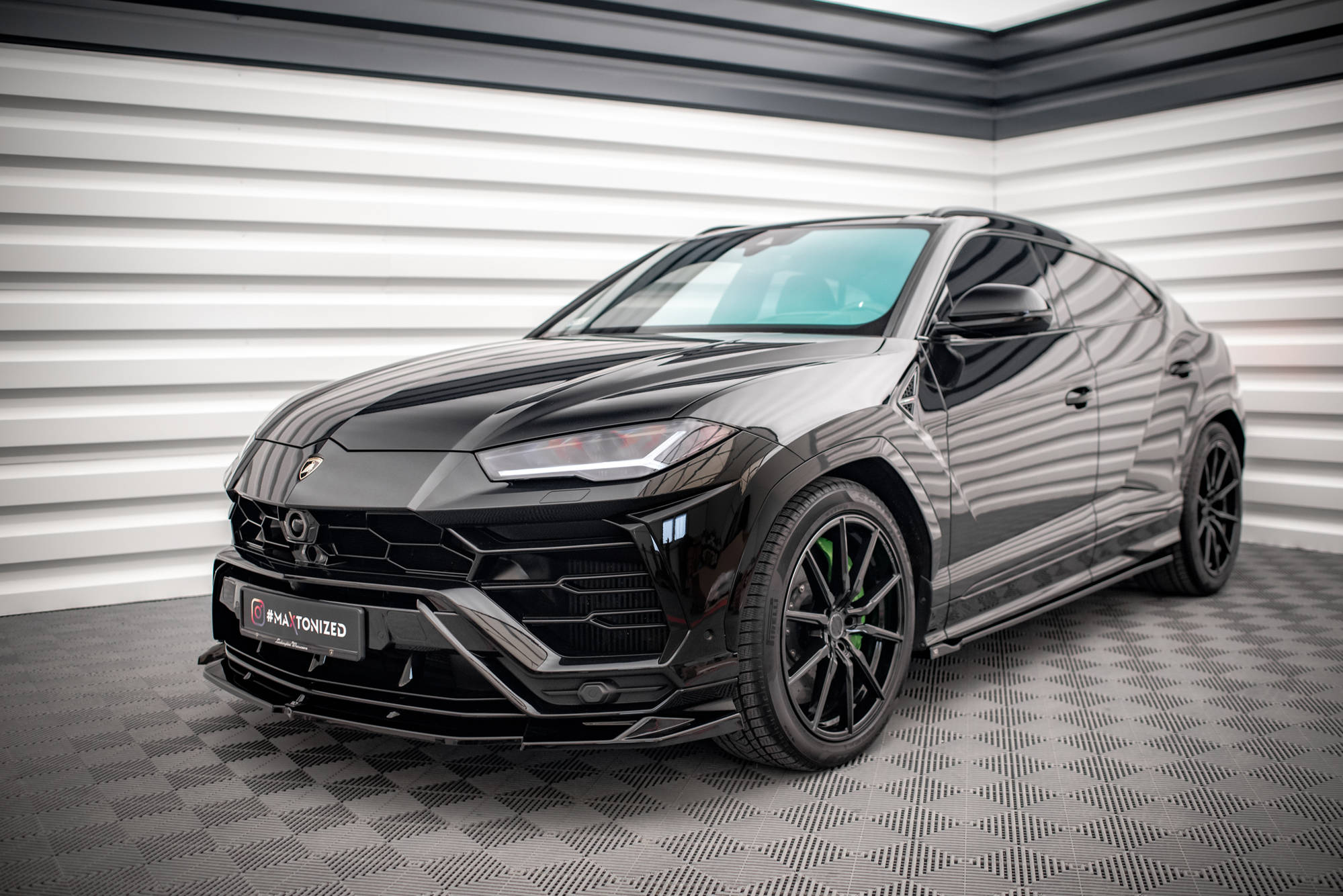 pol_po_Front-Splitter-V-1-Lamborghini-Urus-Mk1-16122_5jpg - OPSHOLDERS