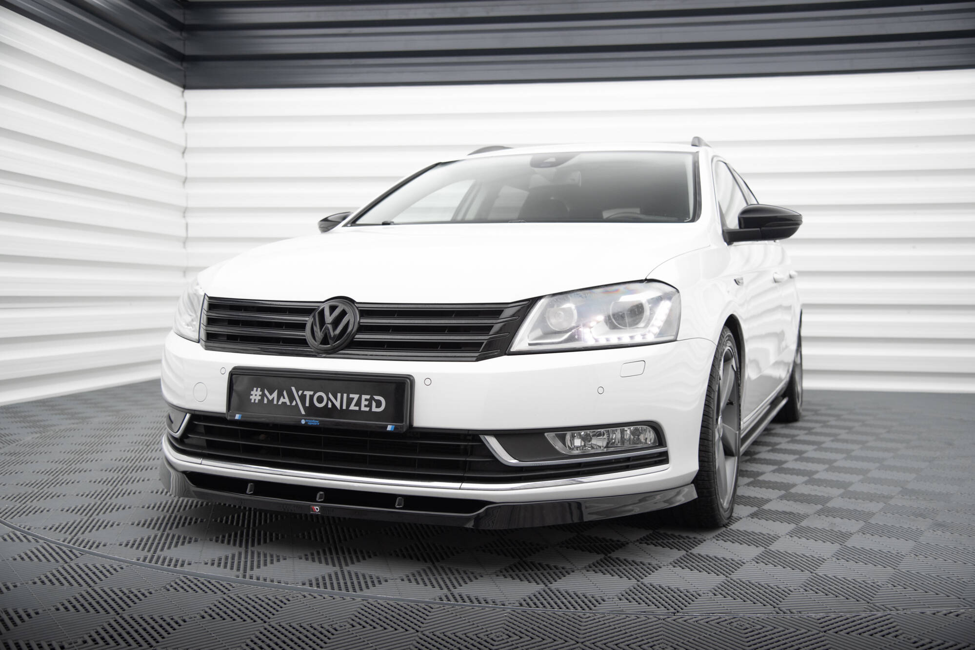 pol_po_Front-Splitter-V-1-Volkswagen-Passat-B7-20986_3jpg - OPSHOLDERS