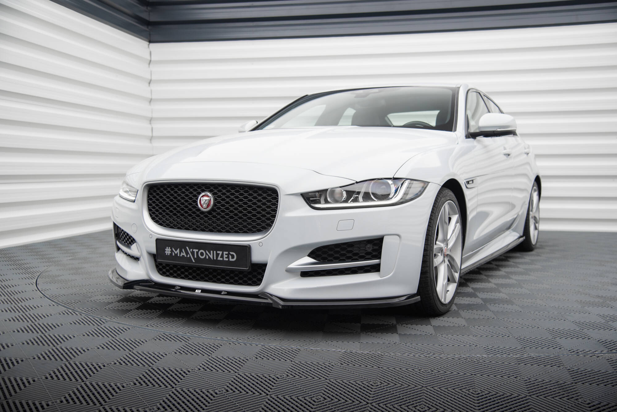 pol_po_Front-Splitter-V-2-Jaguar-XE-R-Sport-X760-19296_4jpg - OPSHOLDERS