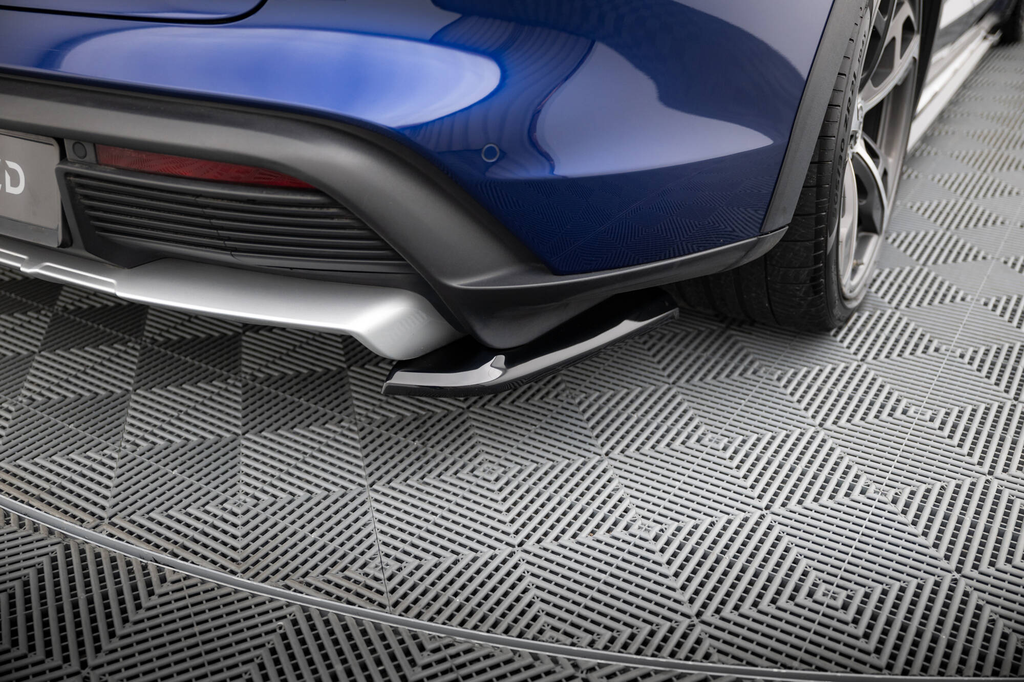 pol_po_Rear-Side-Splitters-Porsche-Taycan-Cross-Turismo-4S-21258_5jpg - OPSHOLDERS