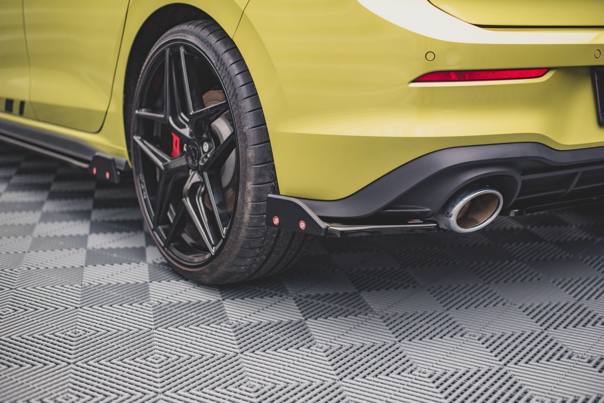 pol_po_Rear-Side-Splitters-V-1-Flaps-Volkswagen-Golf-GTI-Clubsport-Mk8-12346_6jpg - OPSHOLDERS