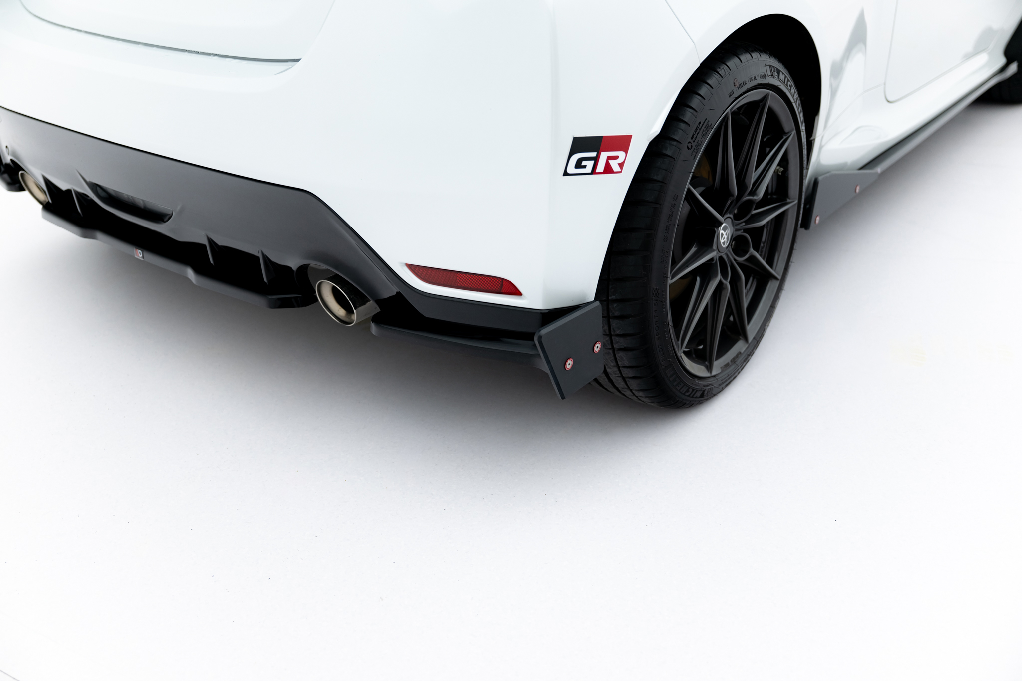 pol_po_Rear-Side-Splitters-V-2-Flaps-Toyota-GR-Yaris-Mk4-11896_2jpg - OPSHOLDERS
