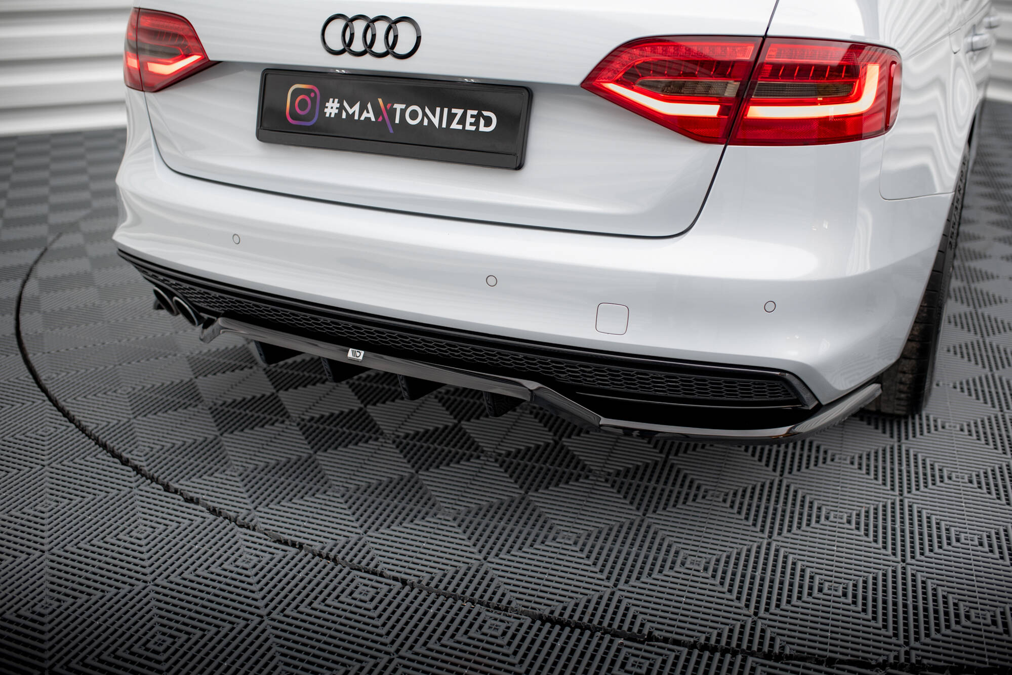 pol_po_Rear-Splitter-with-vertical-bars-Audi-A4-Competition-B8-Facelift-19152_6jpg - OPSHOLDERS