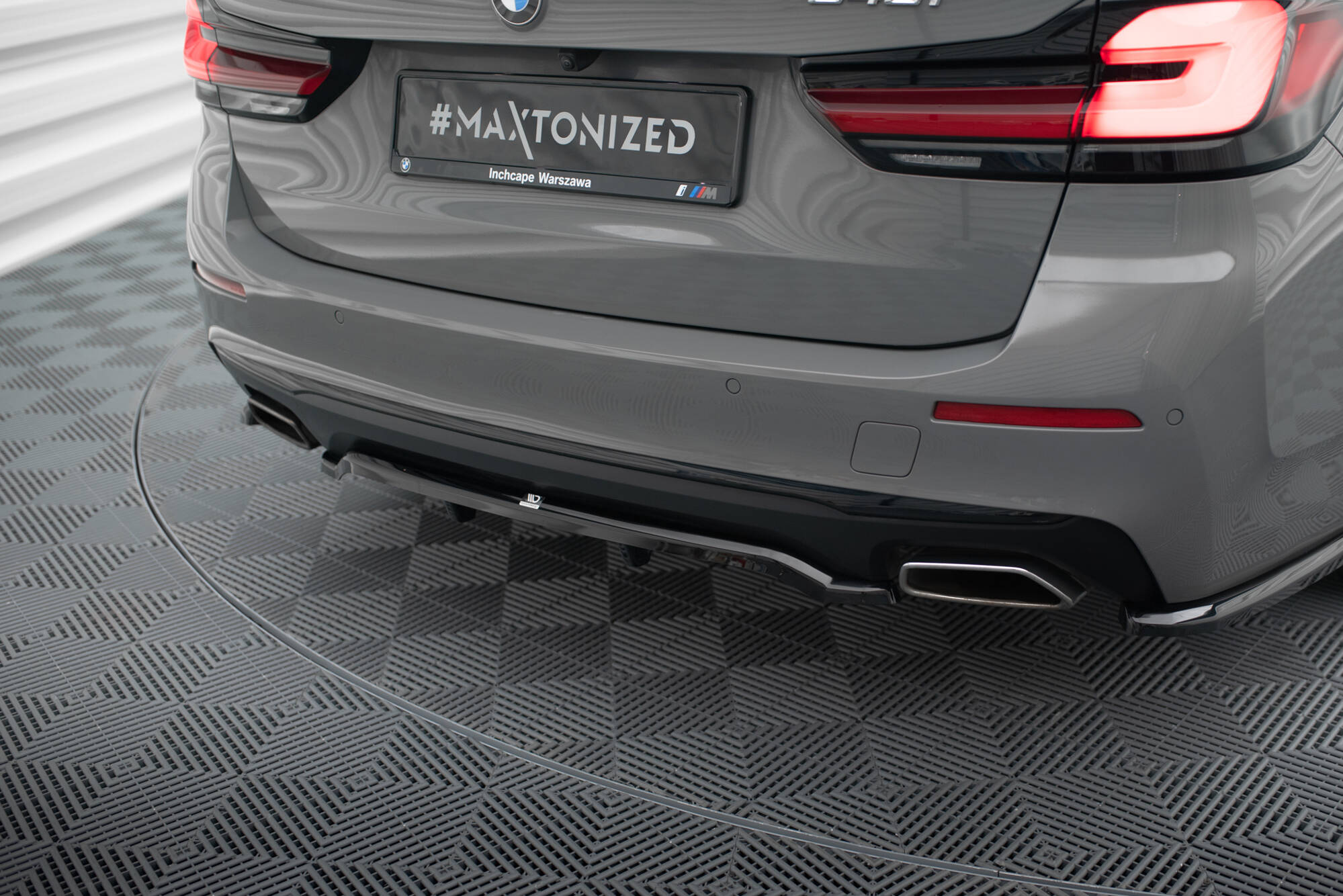 pol_po_Rear-Splitter-with-vertical-bars-BMW-5-G30-G31-Facelift-19335_4jpg - OPSHOLDERS