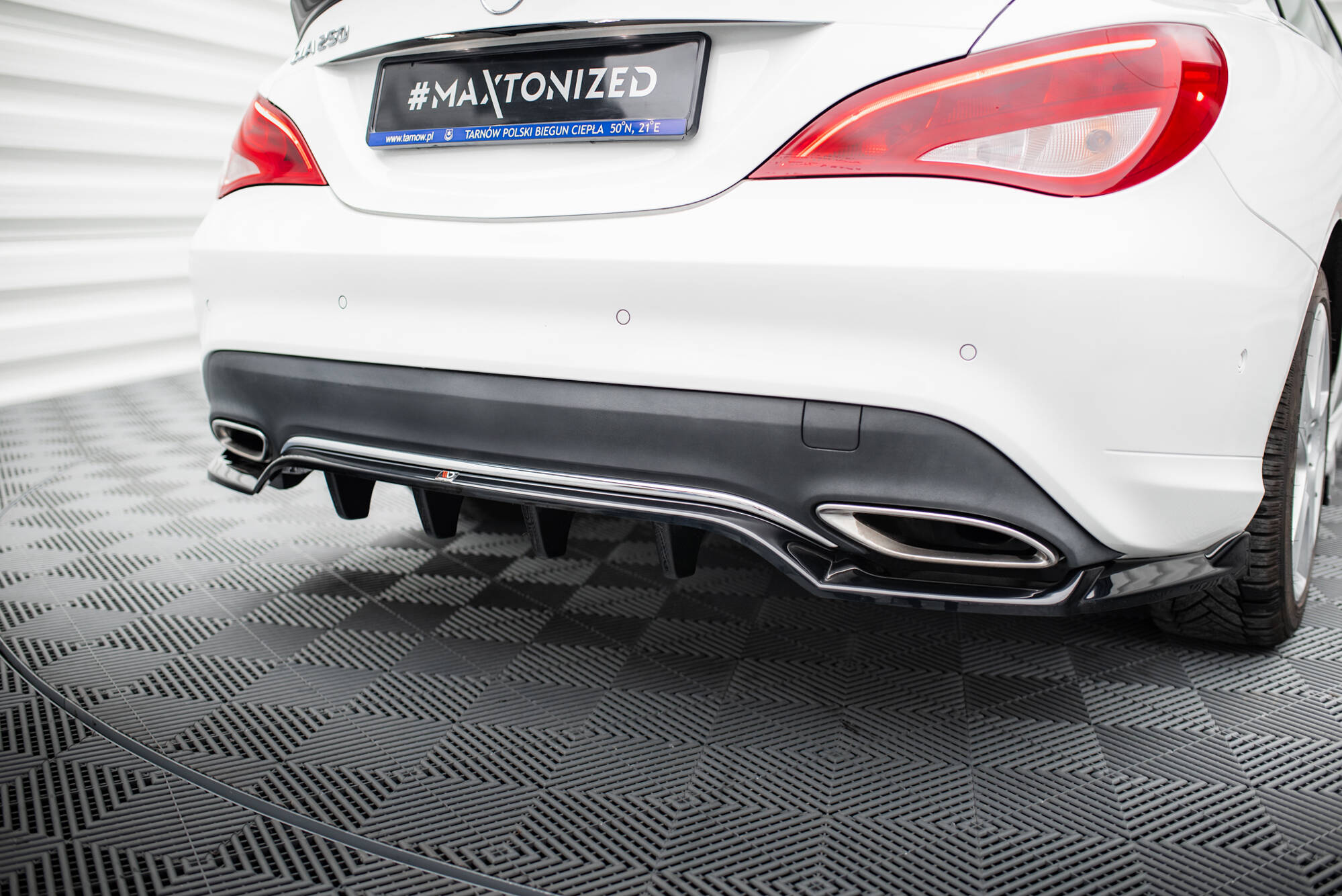 pol_po_Rear-Splitter-with-vertical-bars-Mercedes-Benz-CLA-C117-Facelift-20870_7jpg - OPSHOLDERS