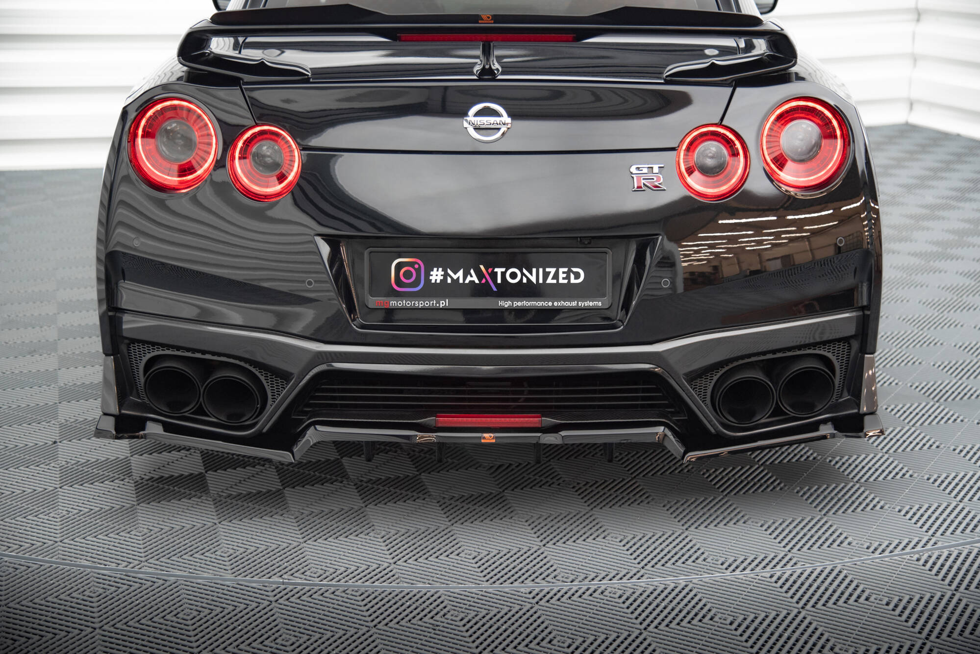 pol_po_Rear-Splitter-with-vertical-bars-Nissan-GTR-R35-Facelift-19060_6jpg - OPSHOLDERS
