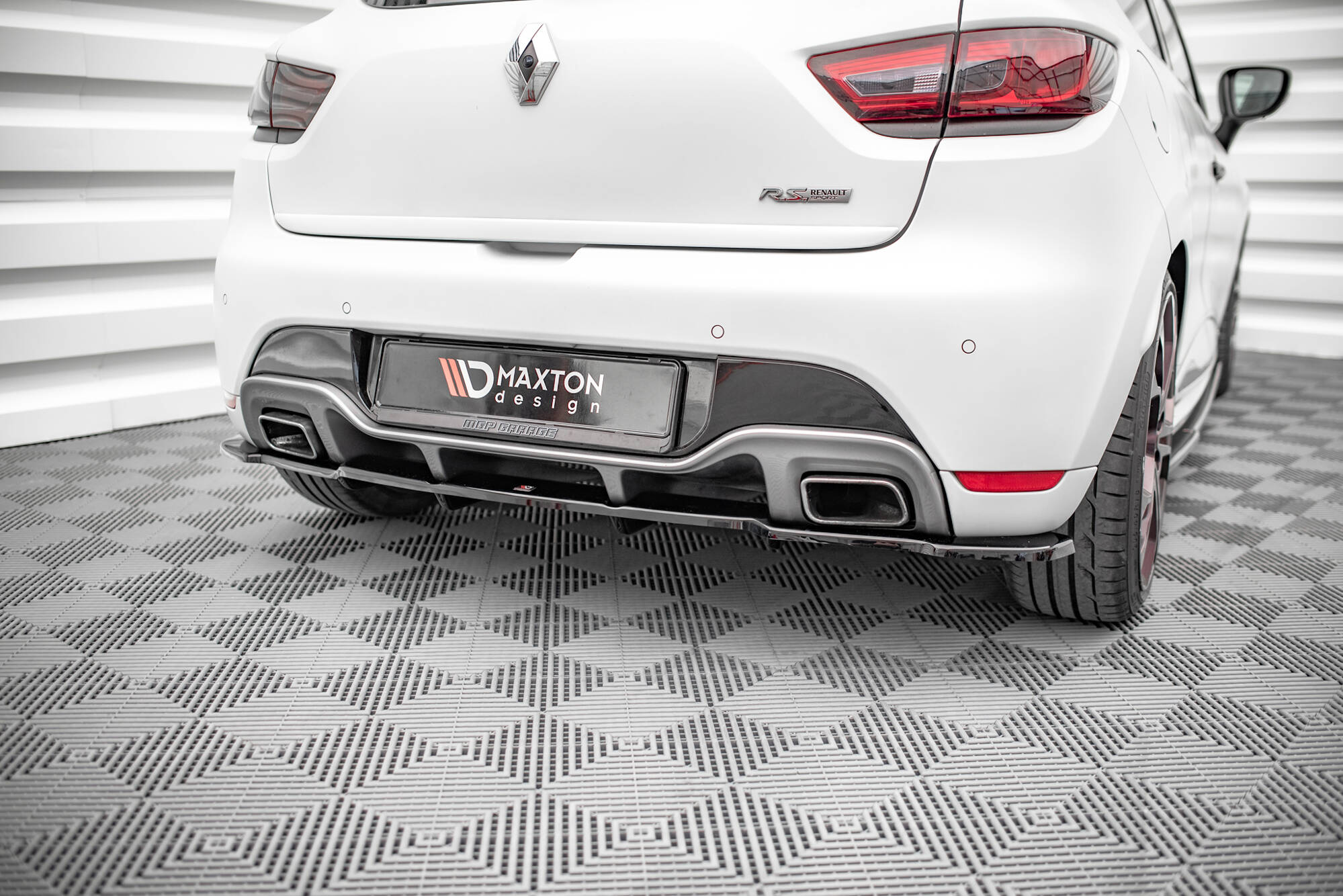 pol_po_Rear-Splitter-with-vertical-bars-Renault-Clio-RS-Mk4-19315_5jpg - OPSHOLDERS