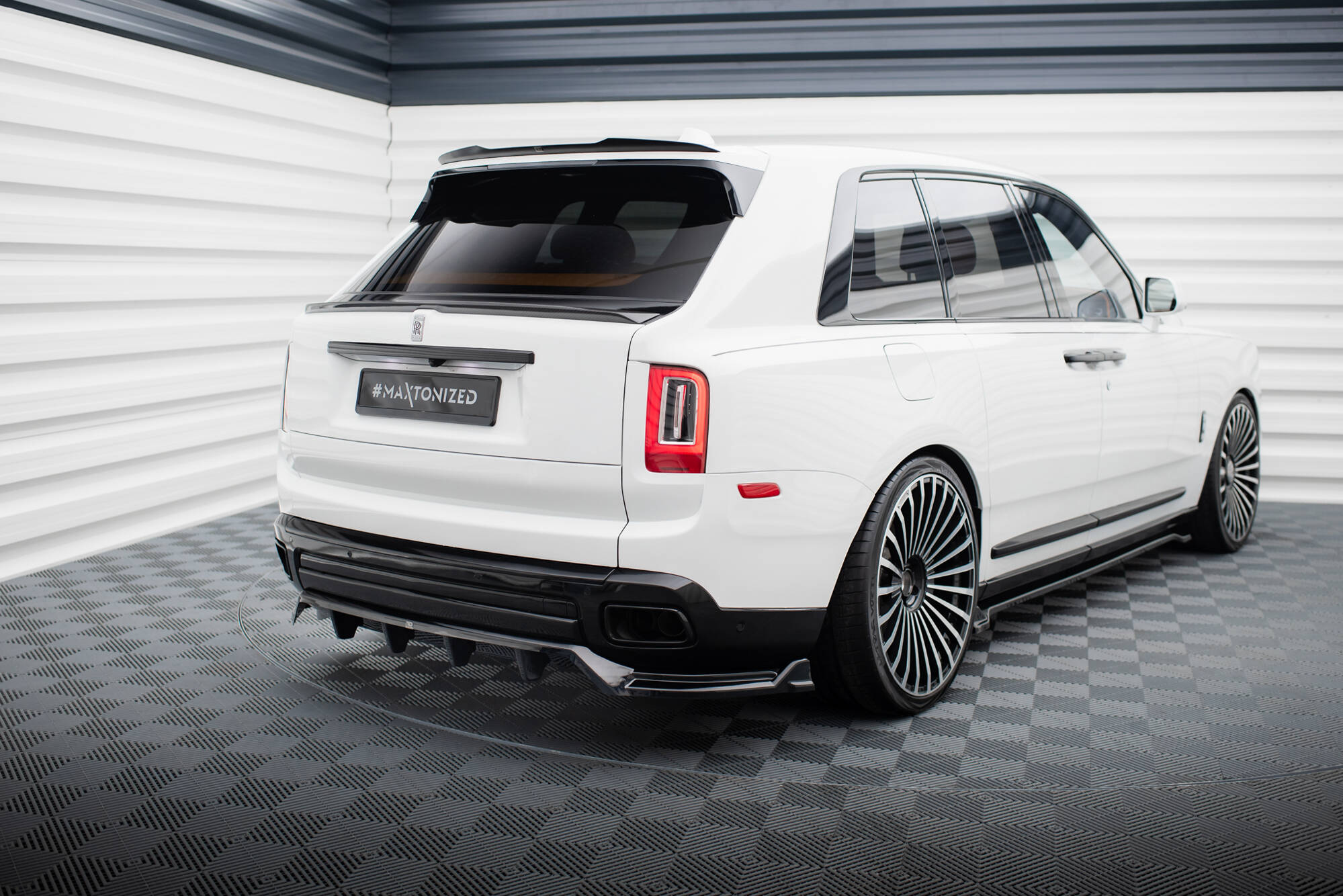 pol_po_Rear-Splitter-with-vertical-bars-Rolls-Royce-Cullinan-20888_7jpg - OPSHOLDERS