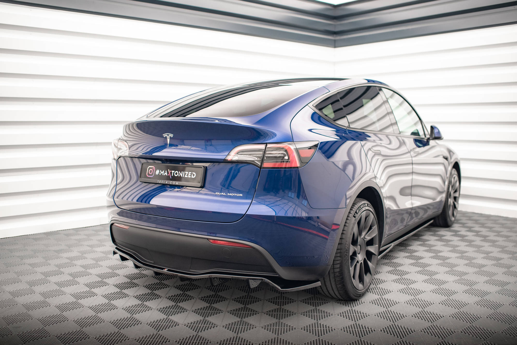pol_po_Rear-Splitter-with-vertical-bars-Tesla-Model-Y-16768_3jpg - OPSHOLDERS