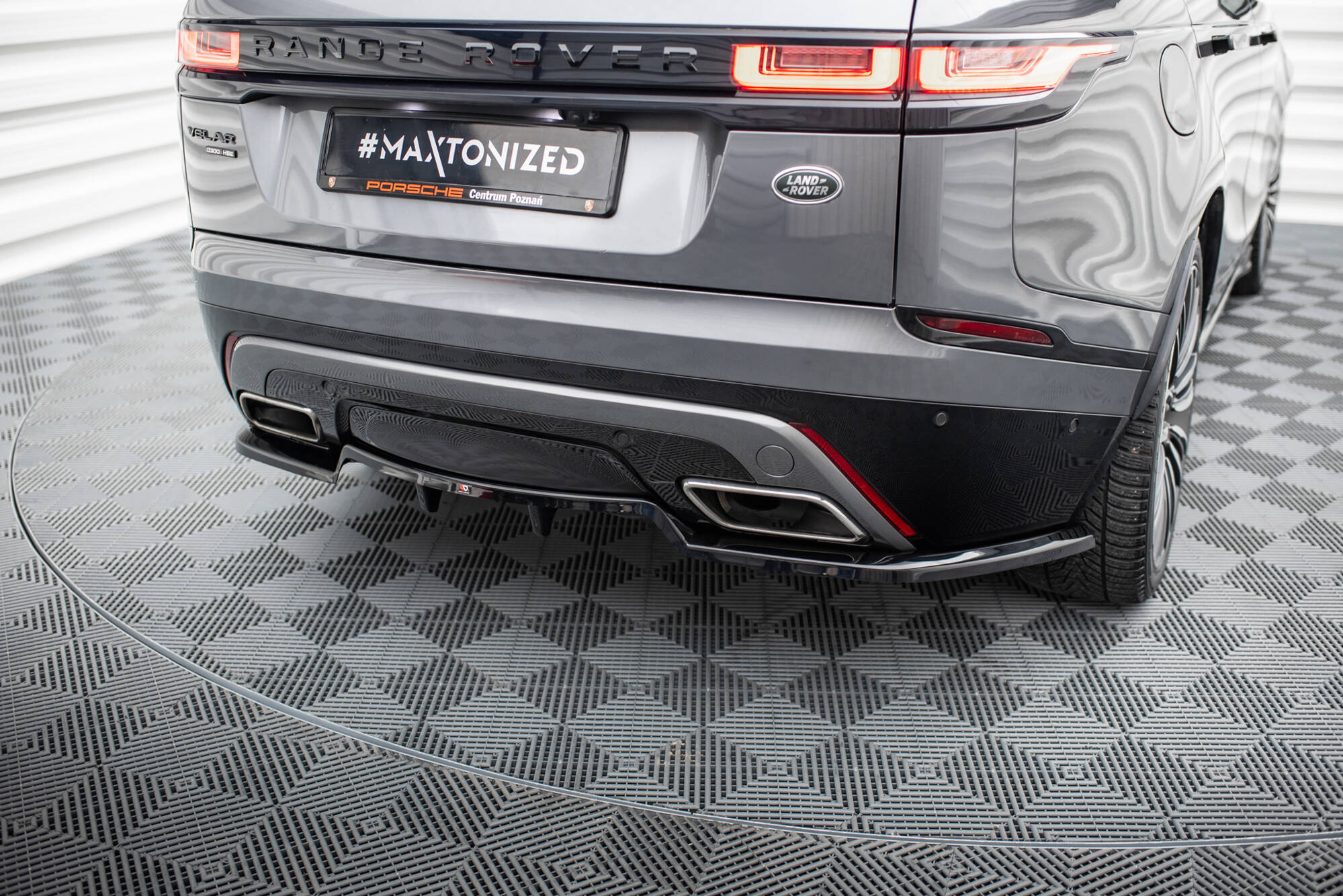 pol_po_Rear-Splitter-with-vertical-bars-V-1-Land-Rover-Range-Rover-Velar-R-Dynamic-Mk1-20560_6jpg - OPSHOLDERS
