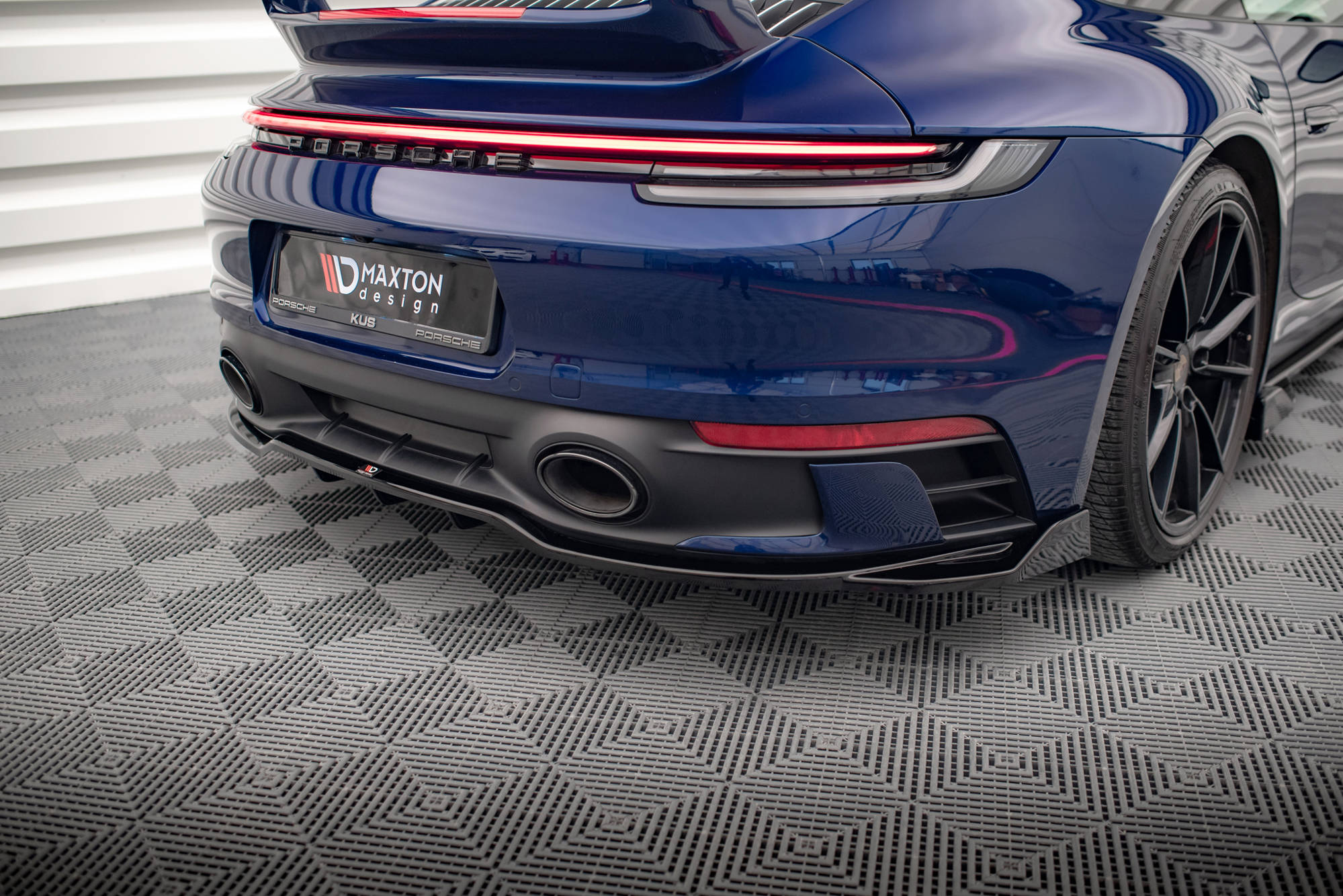 pol_po_Rear-Splitter-with-vertical-bars-V-2-Porsche-911-Carrera-Aero-Carrera-GTS-992-17191_3jpg - OPSHOLDERS