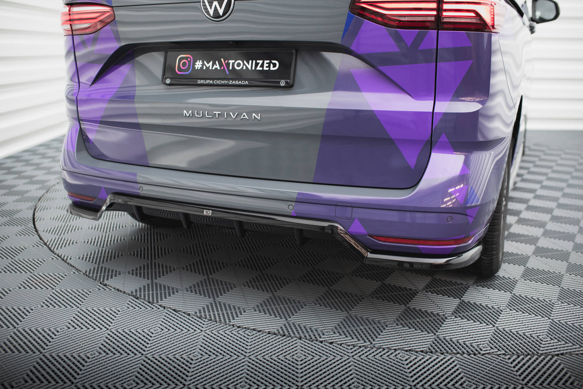pol_po_Rear-Splitter-with-vertical-bars-Volkswagen-Multivan-T7-18932_1jpg - OPSHOLDERS