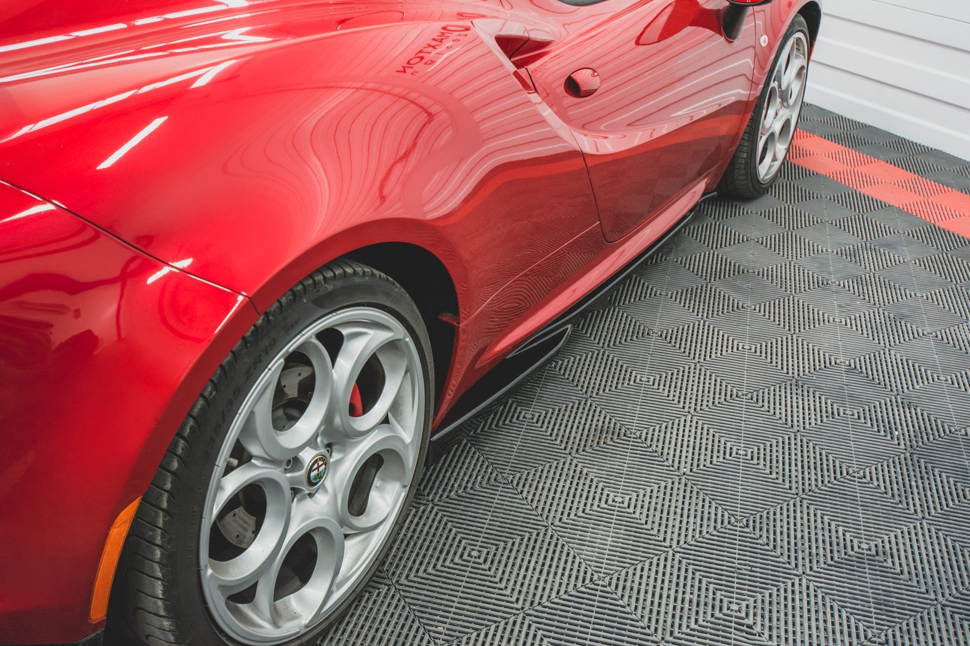 pol_po_Side-Skirts-Diffusers-Alfa-Romeo-4C-9326_6jpg - OPSHOLDERS