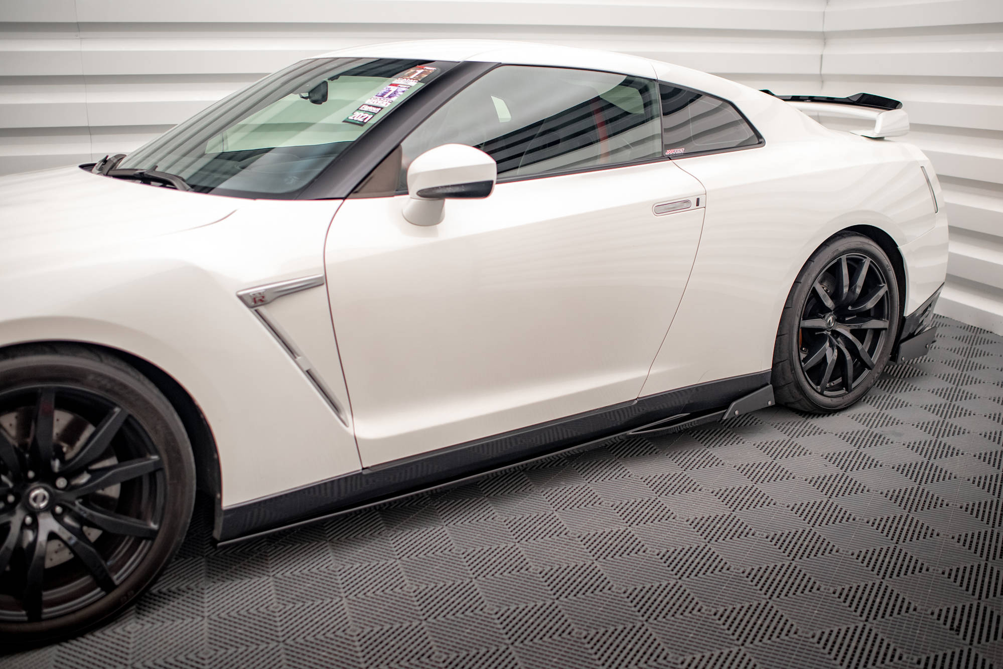 pol_po_Side-Skirts-Diffusers-Flaps-Nissan-GTR-R35-Facelift-16902_7jpg - OPSHOLDERS
