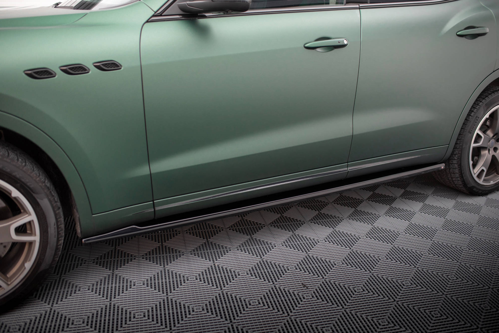 pol_po_Side-Skirts-Diffusers-Maserati-Levante-Mk1-18054_7jpg - OPSHOLDERS
