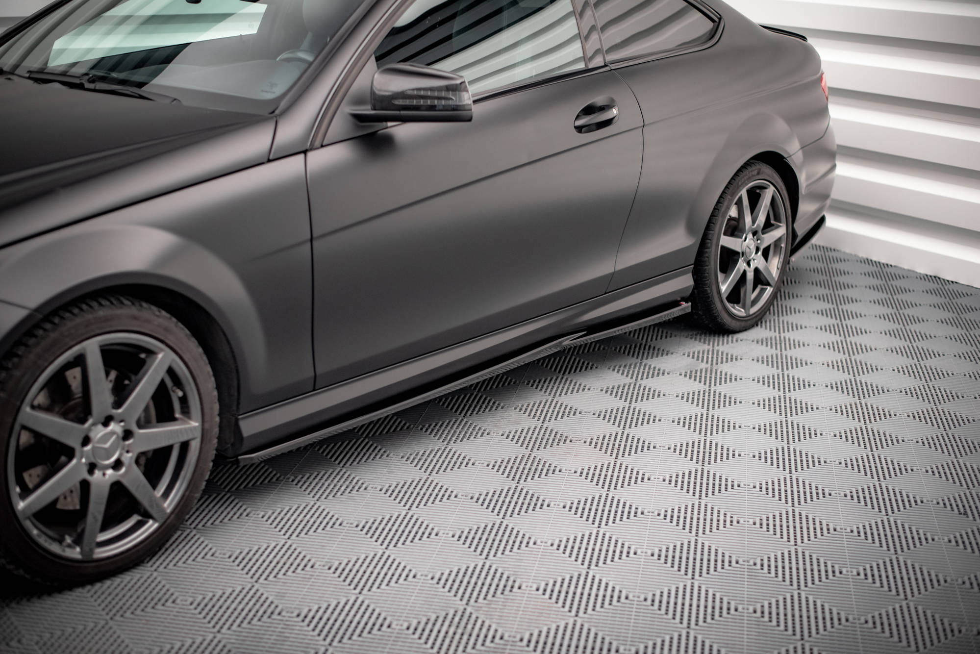 pol_po_Side-Skirts-Diffusers-Mercedes-Benz-C-Coupe-Sedan-Estate-AMG-Line-C204-W204-Facelift-S204-Facelift-17443_6jpg - OPSHOLDERS