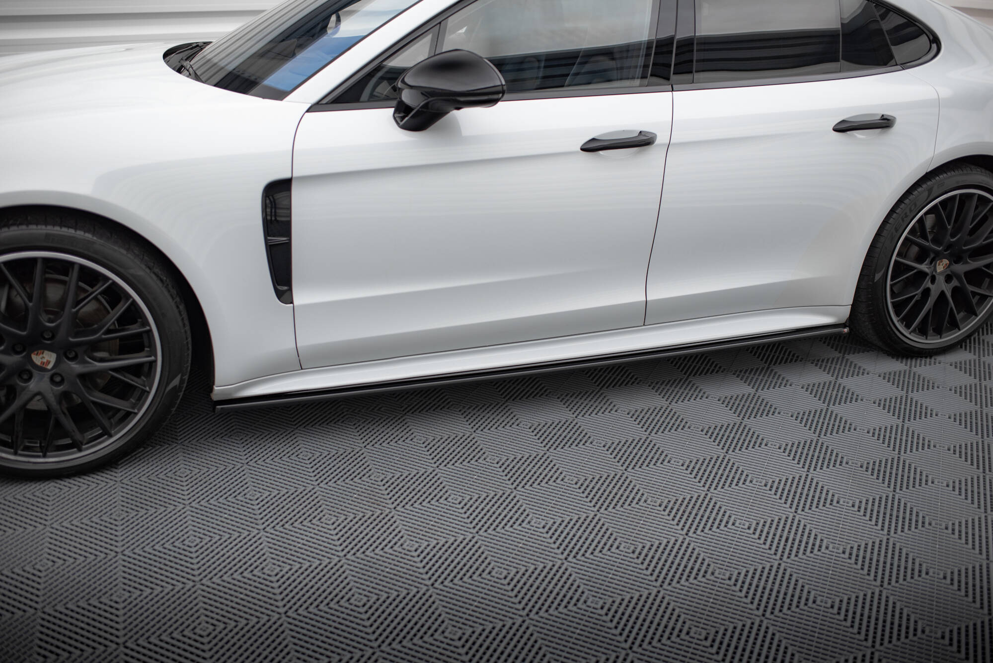 pol_po_Side-Skirts-Diffusers-Porsche-Panamera-GTS-971-9814_3jpg - OPSHOLDERS