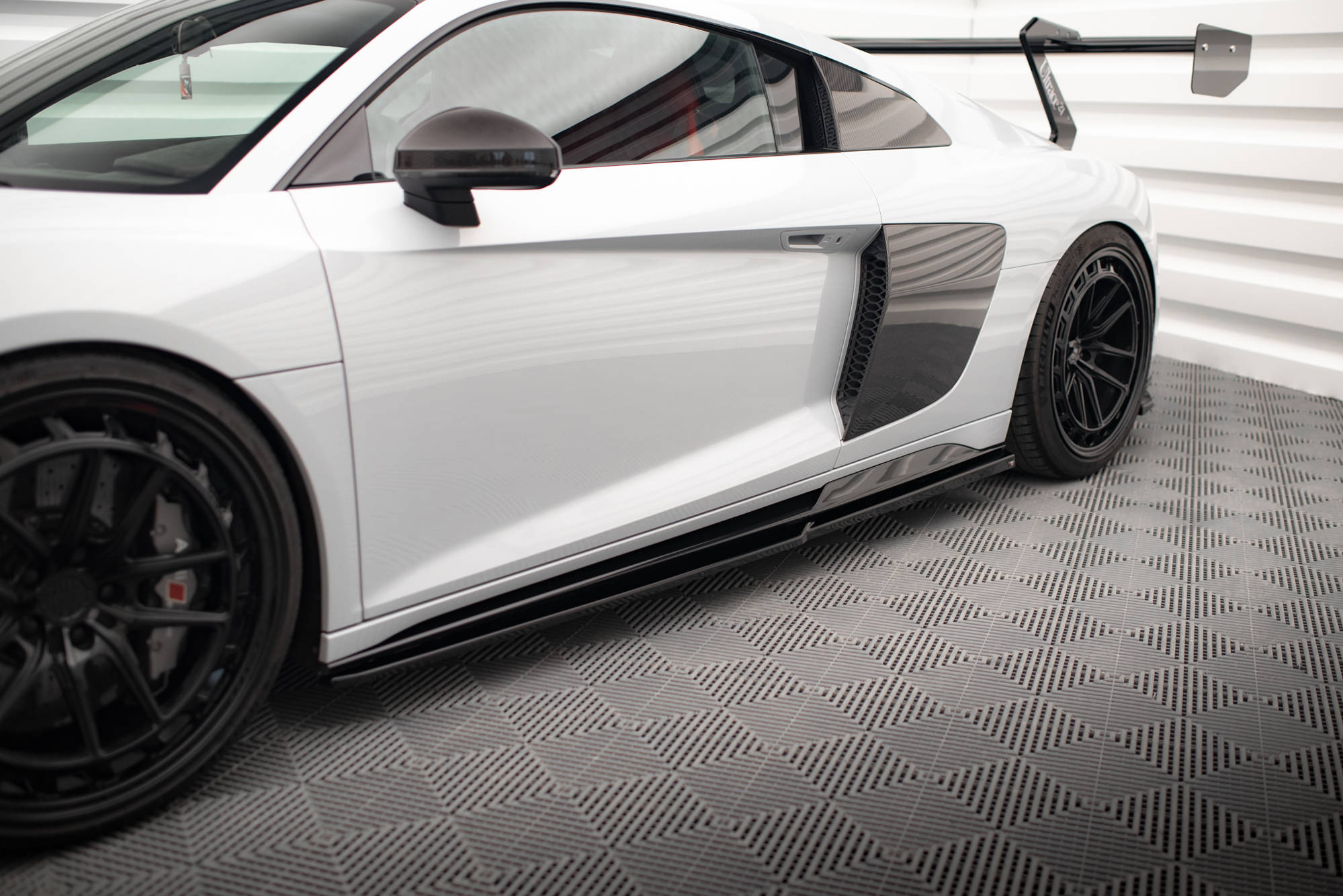 pol_po_Side-Skirts-Diffusers-V-2-Audi-R8-Mk2-Facelift-17932_3jpg - OPSHOLDERS