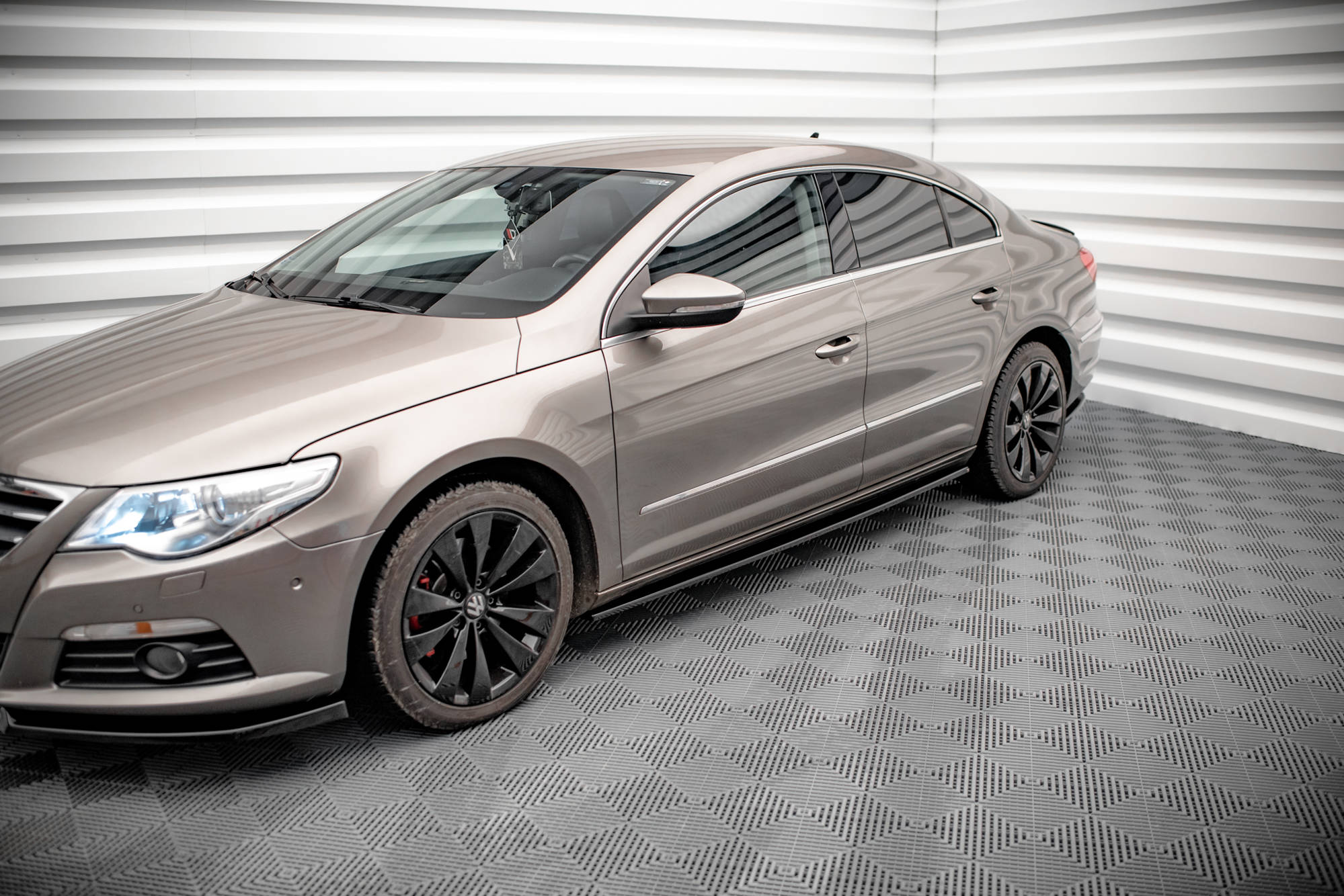 pol_po_Side-Skirts-Diffusers-V-2-Volkswagen-Passat-CC-14700_6jpg - OPSHOLDERS