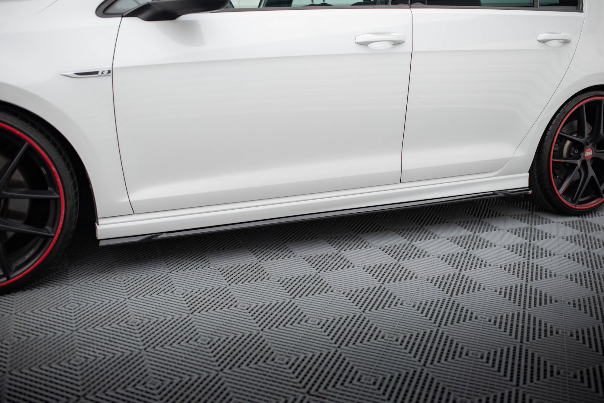 pol_po_Side-Skirts-Diffusers-V-4-Volkswagen-Golf-R-R-Line-Mk7-20985_3jpg - OPSHOLDERS