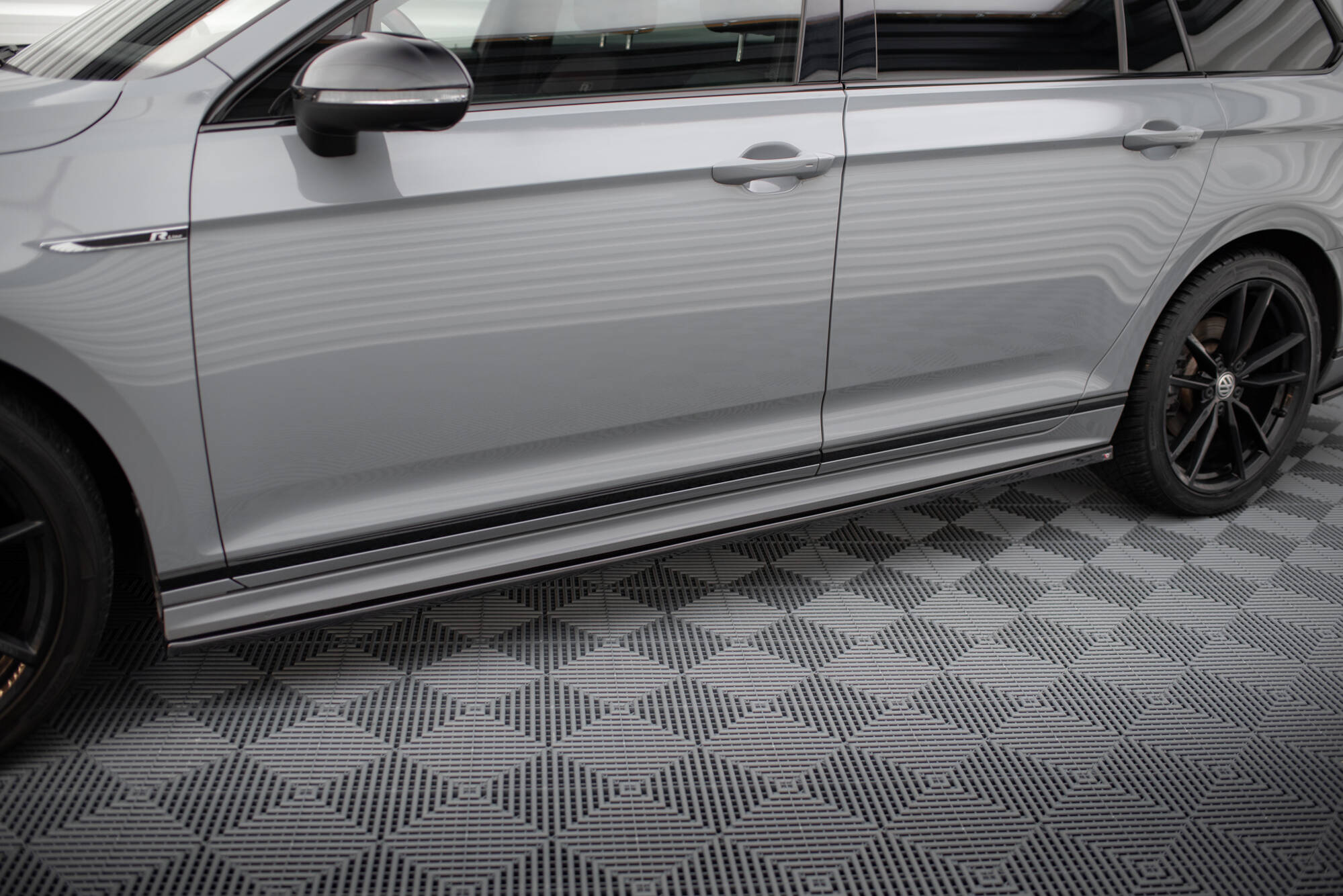pol_po_Side-Skirts-Diffusers-Volkswagen-Passat-R-Line-B8-Facelift-19109_4jpg - OPSHOLDERS