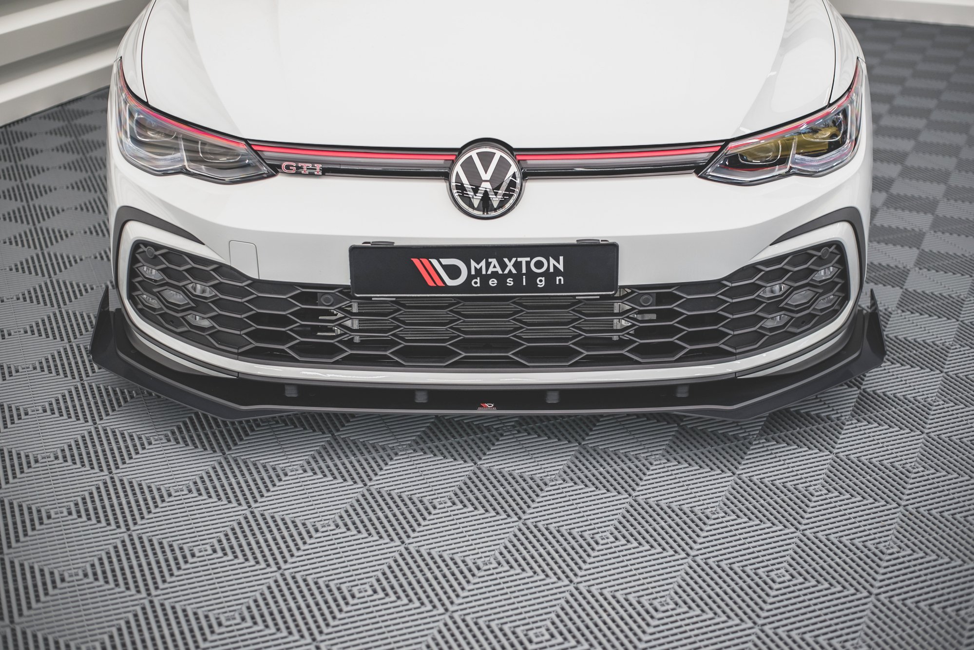 pol_po_Street-Pro-Front-Splitter-Flaps-Volkswagen-Golf-GTI-GTE-GTD-R-Line-Mk8-12233_2jpg - OPSHOLDERS