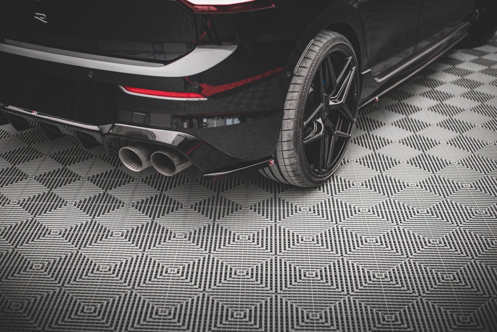pol_po_Rear-Side-Splitters-V-3-for-Volkswagen-Golf-R-Hatchback-Mk8-13102_5jpg - OPSHOLDERS