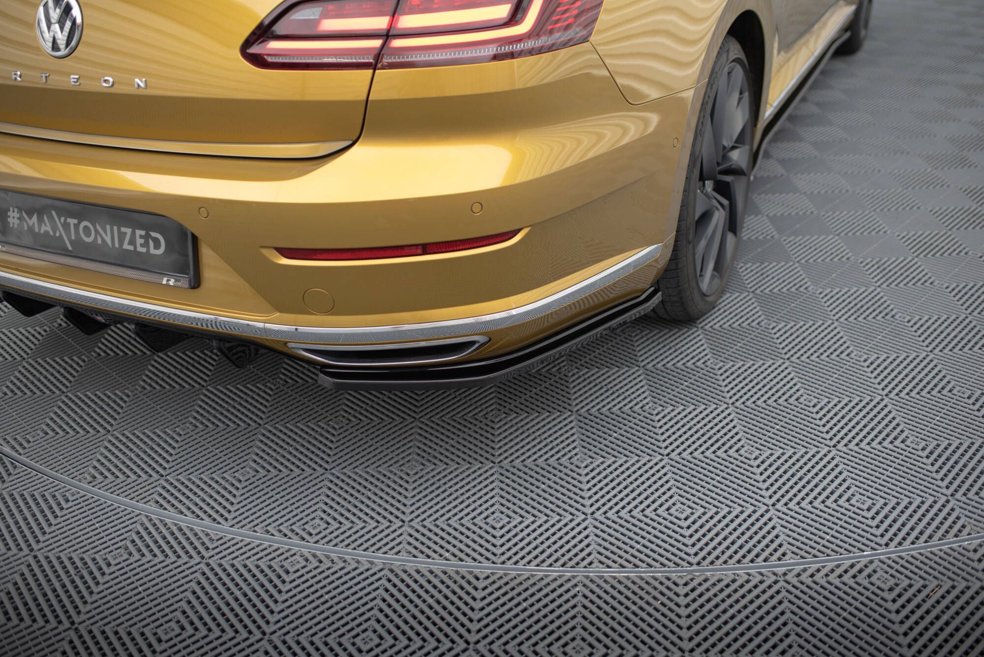 pol_po_Rear-Side-Splitters-Volkswagen-Arteon-R-Line-Sedan-Shooting-Brake-Mk1-1157_6jpg - OPSHOLDERS