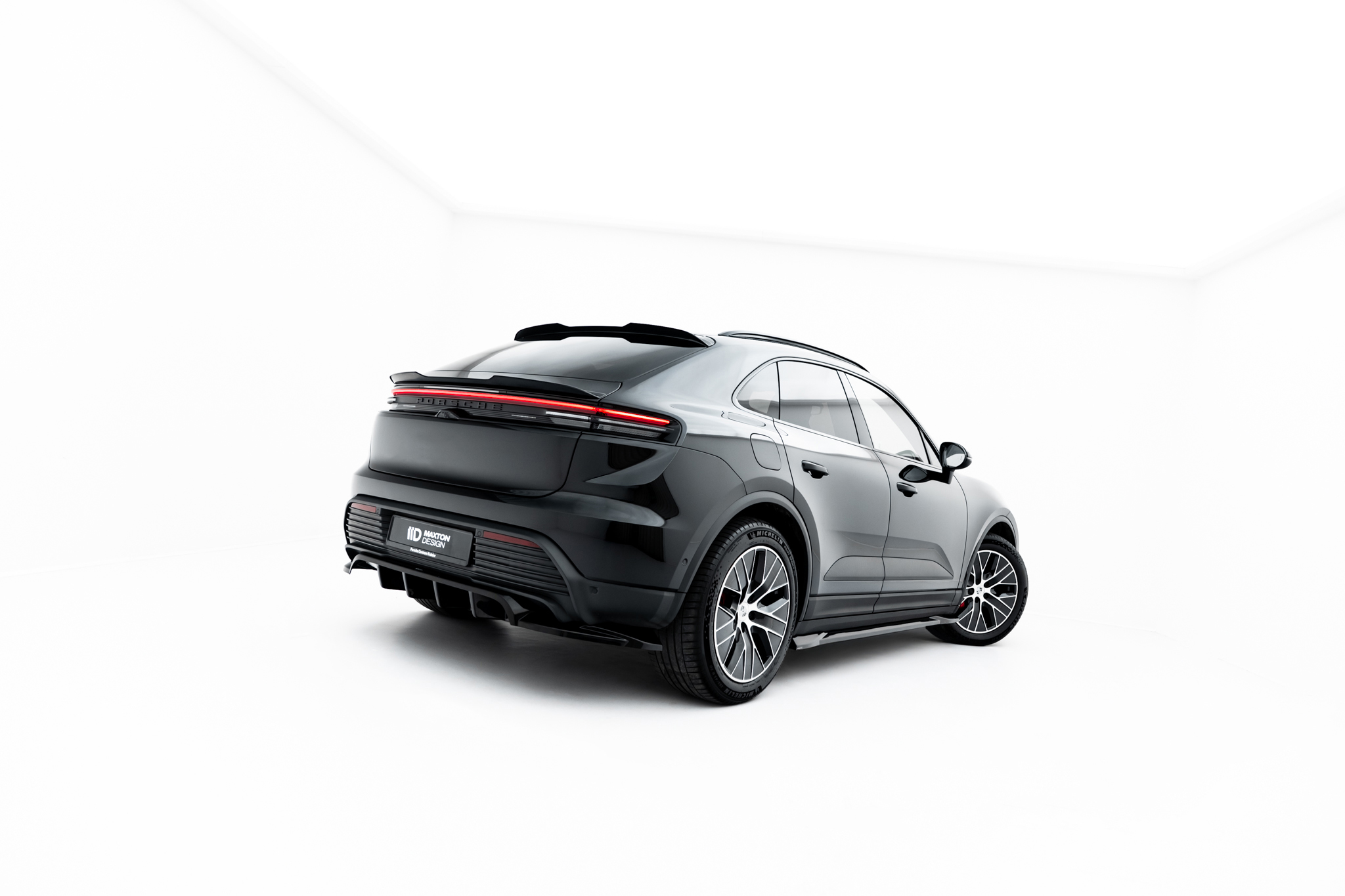 pol_po_Rear-Splitter-with-vertical-bars-Porsche-Macan-EV-Mk1-23284_7jpg - OPSHOLDERS