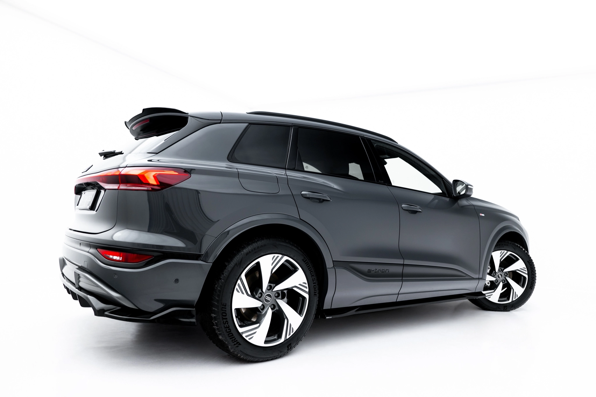 pol_po_Side-Skirts-Diffusers-Audi-Q6-e-tron-Standard-S-Line-SQ6-e-tron-SUV-Sportback-Mk1-23707_1webp - OPSHOLDERS