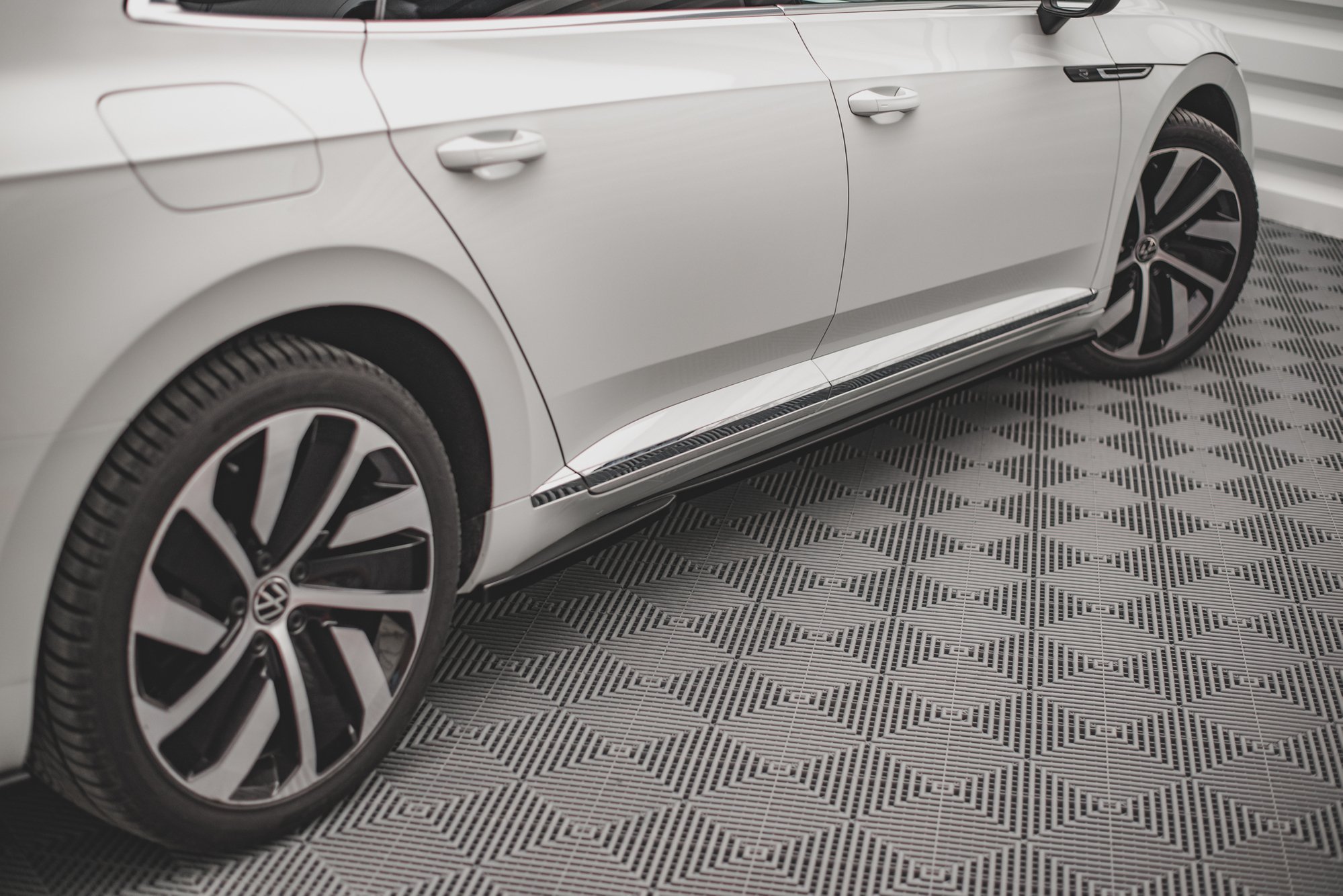 pol_po_Side-Skirts-Diffusers-Volkswagen-Arteon-R-R-Line-Sedan-Shooting-Brake-Mk1-Facelift-13533_6jpg - OPSHOLDERS
