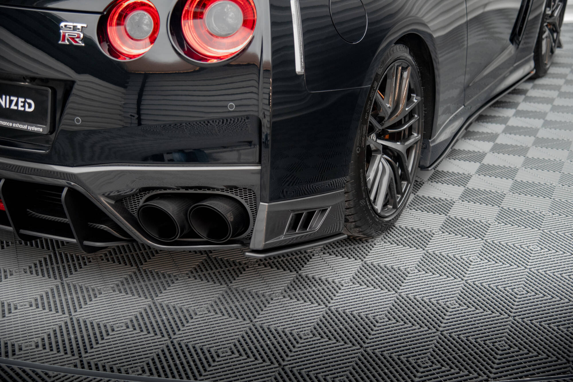 pol_po_Street-Pro-Rear-Side-Splitters-Nissan-GTR-R35-Facelift-19053_5jpg - OPSHOLDERS