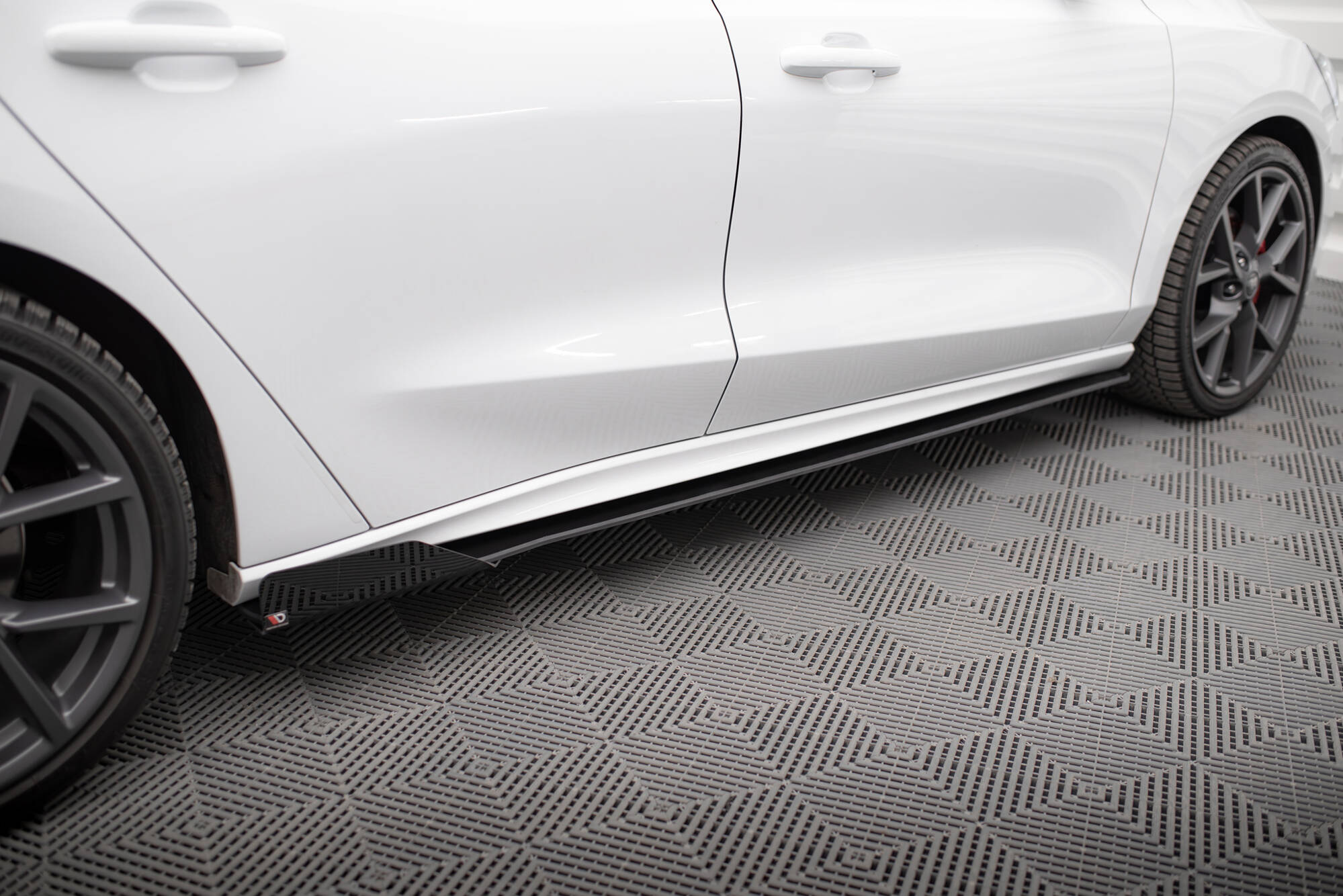 pol_po_Street-Pro-Side-Skirts-Diffusers-Flaps-Ford-Focus-ST-ST-Line-Mk4-10046_11jpg - OPSHOLDERS