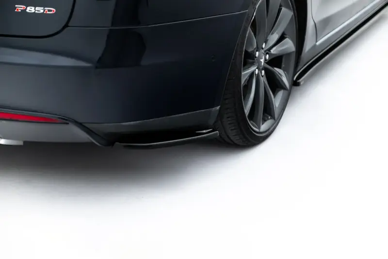 pol_po_Rear-Side-Splitters-V-1-Tesla-Model-S-Mk1-23944_2webp - OPSHOLDERS Close-up side view of a dark Tesla with P85D badge and alloy wheel visible at the rear corner.