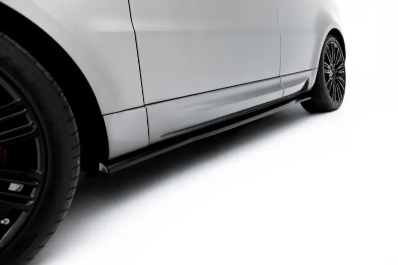 pol_po_Set-of-Splitters-Land-Rover-Range-Rover-Sport-Mk2-Facelift-23834_4webp - OPSHOLDERS Close-up of a silver car's side panel and black alloy wheel.