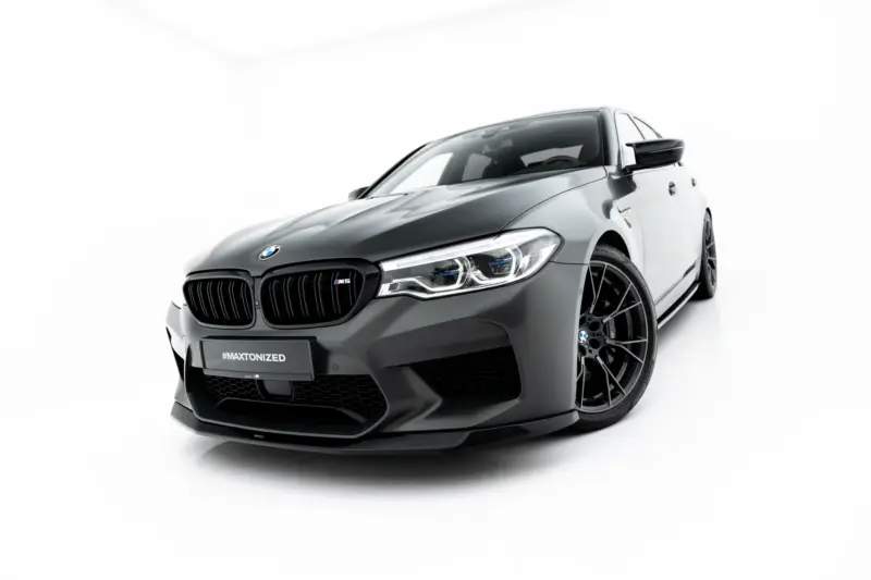 pol_po_Set-of-Splitters-V-1-BMW-M5-F90-23925_15webp - OPSHOLDERS Close-up angled view of a glossy gray BMW M5 front end with signature kidney grille and LED headlights in a studio setting