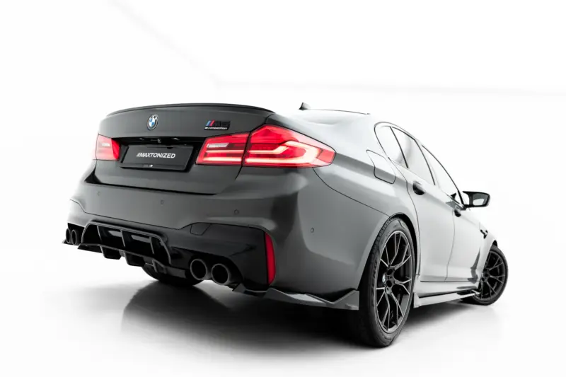 pol_po_Set-of-Splitters-V-2-BMW-M5-F90-23926_6webp - OPSHOLDERS Rear three-quarter view of a gray BMW M5 Competition with a #MAXTONIZED plate on the trunk.