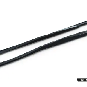 Two black windshield wiper blades laid diagonally across a white background. (Maxton Design watermark visible)
