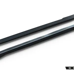 Pair of black roof crossbars for a car, shown diagonally on a white background, with Maxton Design logo in the corner.