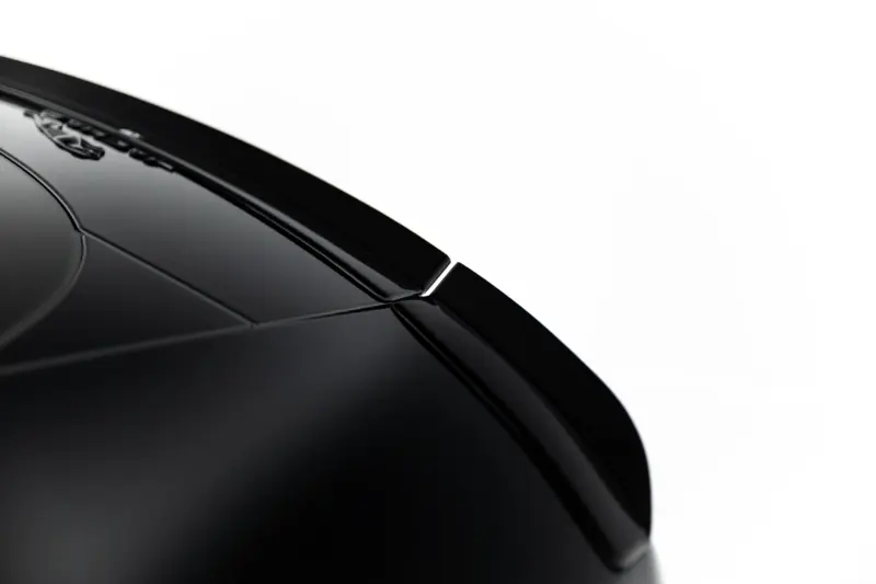 pol_po_Spoiler-Cap-Jaguar-F-Type-X152-Facelift-2-23971_5webp - OPSHOLDERS Close-up of a glossy black car hood with a windshield wiper resting along the windshield, diagonally oriented.