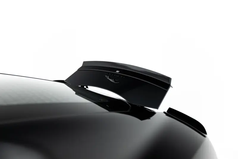 pol_po_Spoiler-Cap-Jaguar-F-Type-X152-Facelift-2-23971_7webp - OPSHOLDERS Close-up of a glossy black sports car hood with a raised rear wing and a Lamborghini emblem on the side.