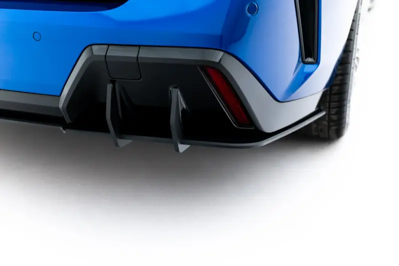 pol_po_Street-Pro-Rear-Diffuser-BMW-2-M-Pack-Gran-Coupe-F74-23845_4webp - OPSHOLDERS Close-up of a blue car rear bumper showing the mud flaps, taillight, and wheel edge.