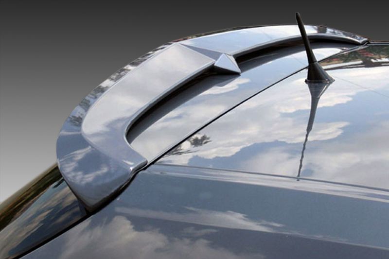 A-286_1jpg - OPSHOLDERS Close-up of a car roof with a rear spoiler and a black antenna, reflecting a cloudy sky on the glossy surface