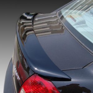 A-303_2jpg - OPSHOLDERS Rear end of a dark blue car with a small spoiler on the trunk and a curved rear window, seen from above.
